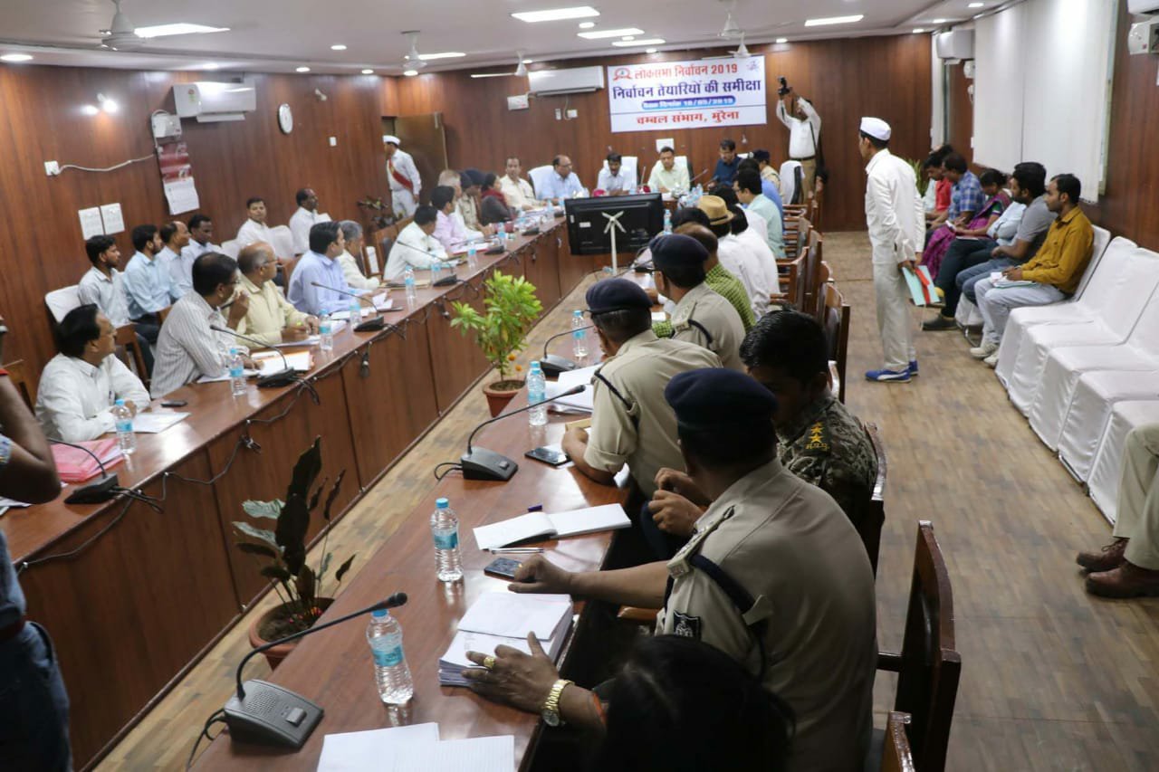 भारत निर्वाचन आयोग के उप निर्वाचन आयुक्त श्री सुदीप जैन ने चम्बल भवन मुरैना के सभा कक्ष में लोक सभा चुनाव की तैयारियों की समीक्षा की | New India Times