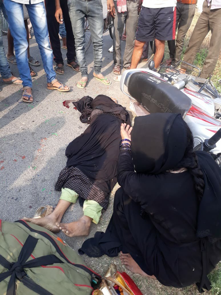ट्रक की चपेट में आने से बाइक सवार एक महिला की मौत, चालक घायल 2 ट्रक की चपेट में आने से बाइक सवार एक महिला की मौत, चालक घायल | New India Times