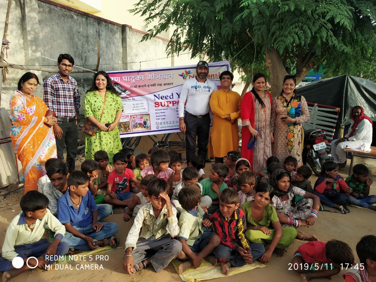 सड़कों पर नंगे पांव घूमते बच्चों को नृत्यांशी कला सोसायटी की ओर से चरण पादुकाएं की गयी भेंट | New India Times