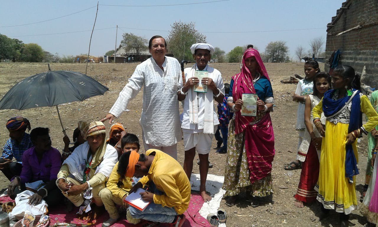 घर - घर दस्तक देकर बीएलओ बांट रहे हैं मतदान पर्चियां | New India Times