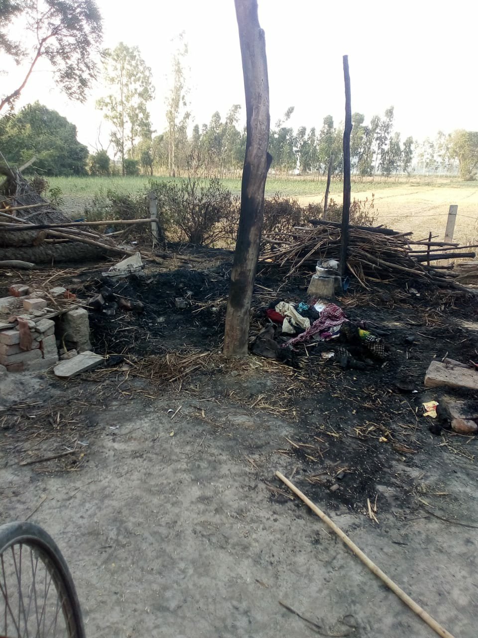 खाना बनाते समय लगी आग से दो घर जल कर राख | New India Times