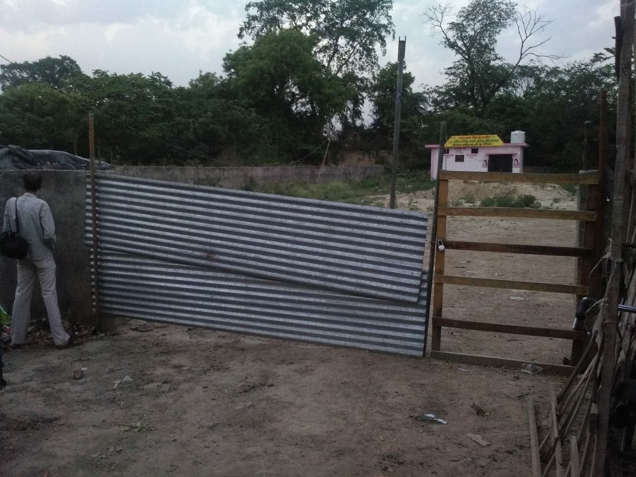 शुलभ शौचालय में लगा है ताला, बाहर गंदगी करने को हैं लोग मजबूर | New India Times