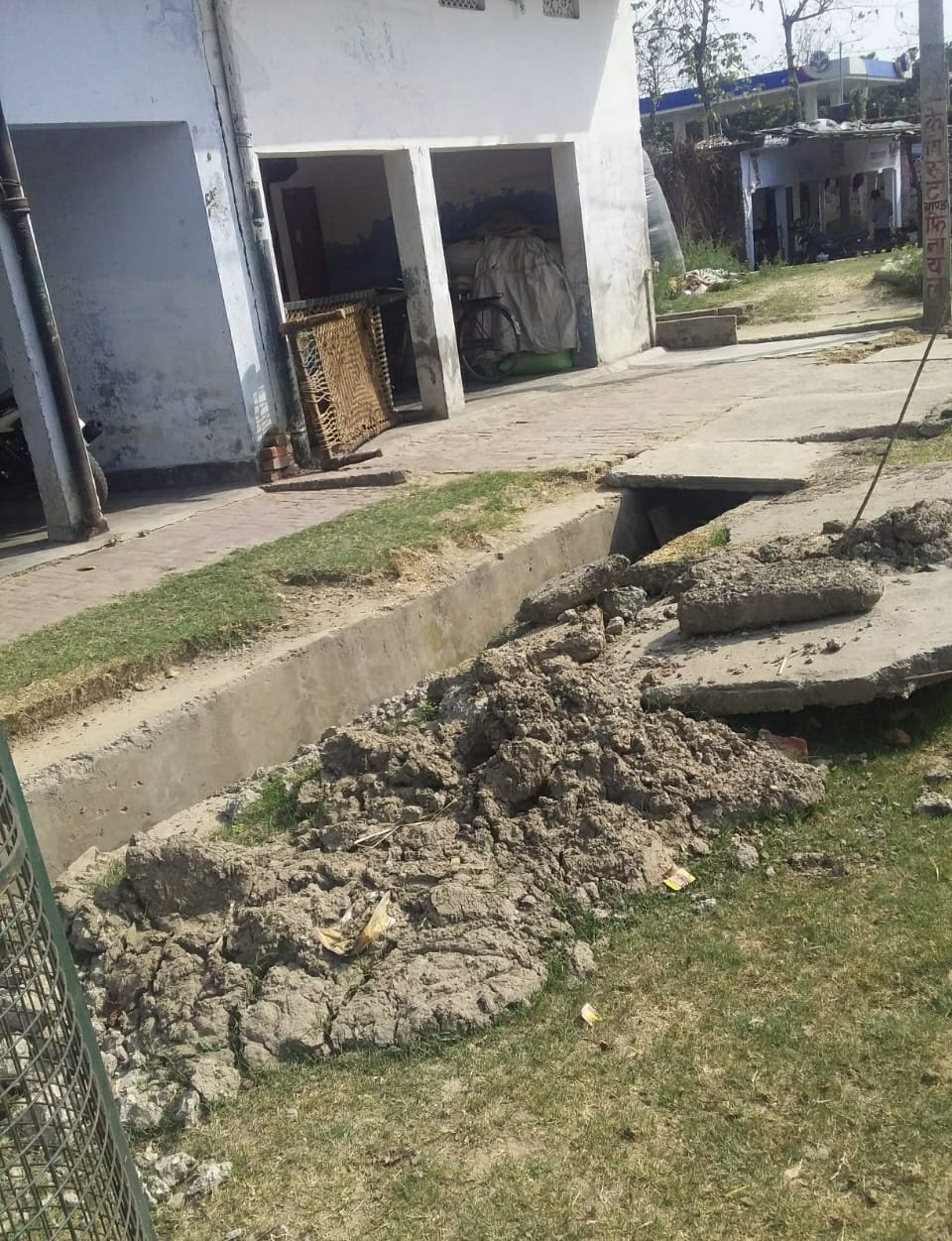 अधर में लटका नाले का निर्माण कार्य, दुर्घटनाओं की बनी हुई है अशंका | New India Times