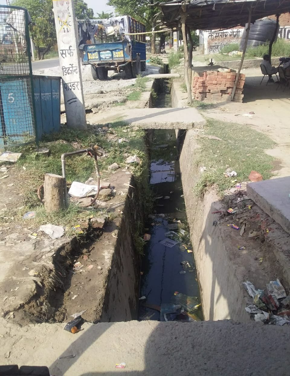 अधर में लटका नाले का निर्माण कार्य, दुर्घटनाओं की बनी हुई है अशंका | New India Times