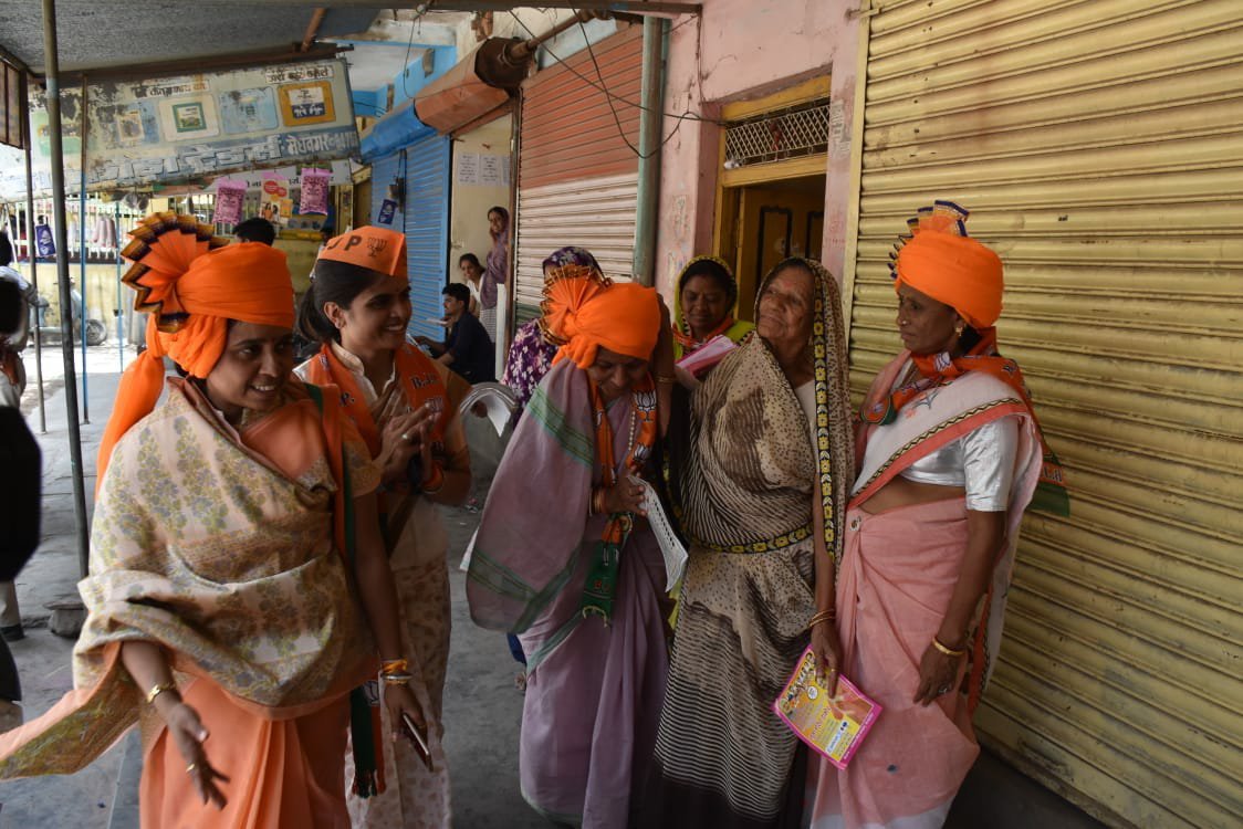 सर पर केसरिया पगड़ी बांध टोपी लगा कर भाजपा महिला मोर्चा ने कड़ी धूप में किया तूफानी जनसंपर्क 2 सर पर केसरिया पगड़ी बांध टोपी लगा कर भाजपा महिला मोर्चा ने कड़ी धूप में किया तूफानी जनसंपर्क | New India Times