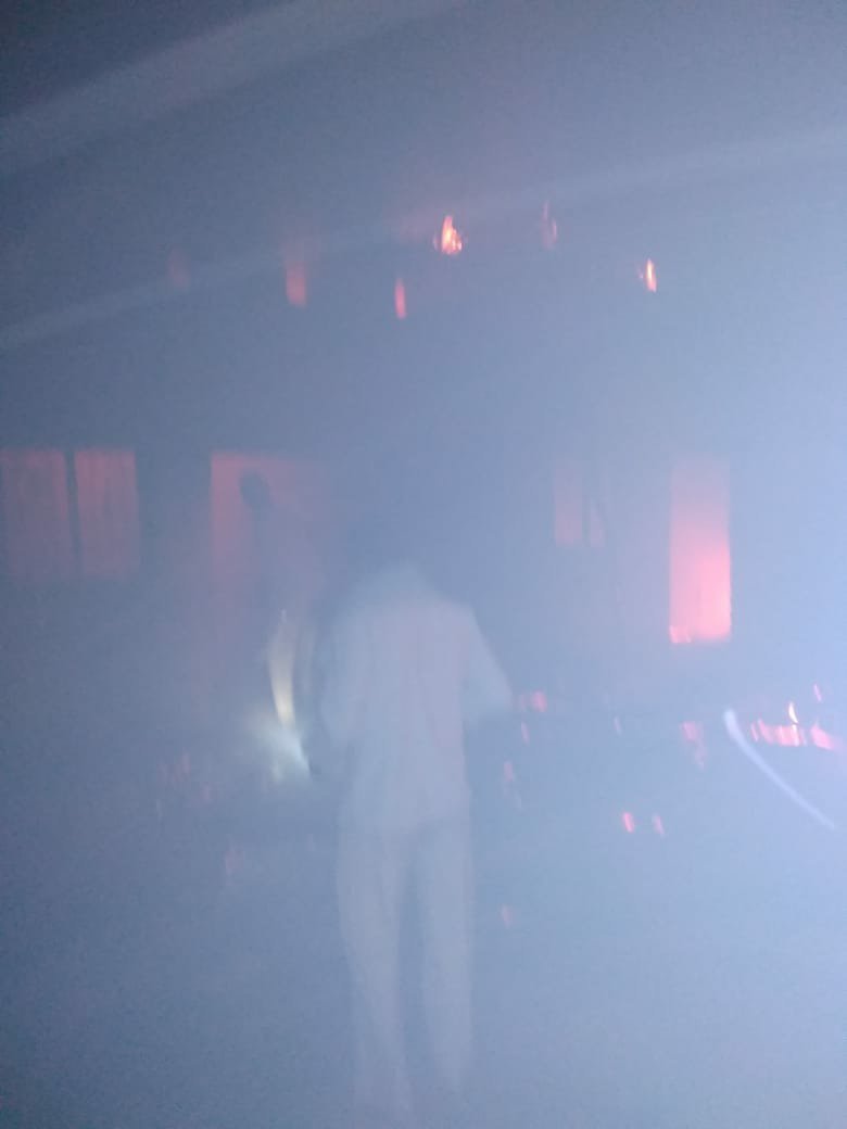 शादी समारोह में छोड़ा गया पटाखा छप्पर पर गिरने से घर में लगी आग, आग में सिलेंडर फटने से लगभग आधा दर्जन मकान भी आये आग की चपेट में | New India Times