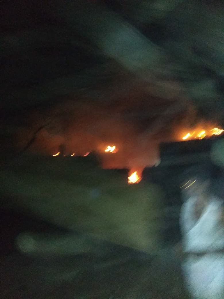 शादी समारोह में छोड़ा गया पटाखा छप्पर पर गिरने से घर में लगी आग, आग में सिलेंडर फटने से लगभग आधा दर्जन मकान भी आये आग की चपेट में | New India Times