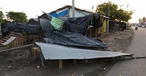 तेज आंधी से उखड़े पेड़, बिजली भी गुल | New India Times