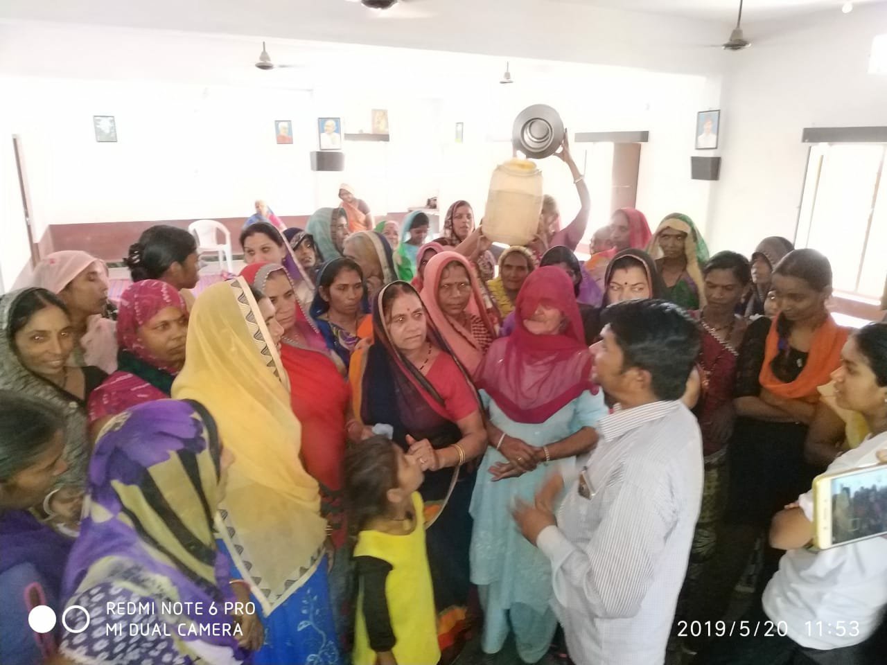 पीने का पानी नही मिलने पर आक्रोशित महिलाओं ने किया ग्राम पंचायत झकनावदा का घेराव, सरपंच सचिव ने दो दिन में पेयजल उपलब्ध करवाने का दिया आश्वासन | New India Times