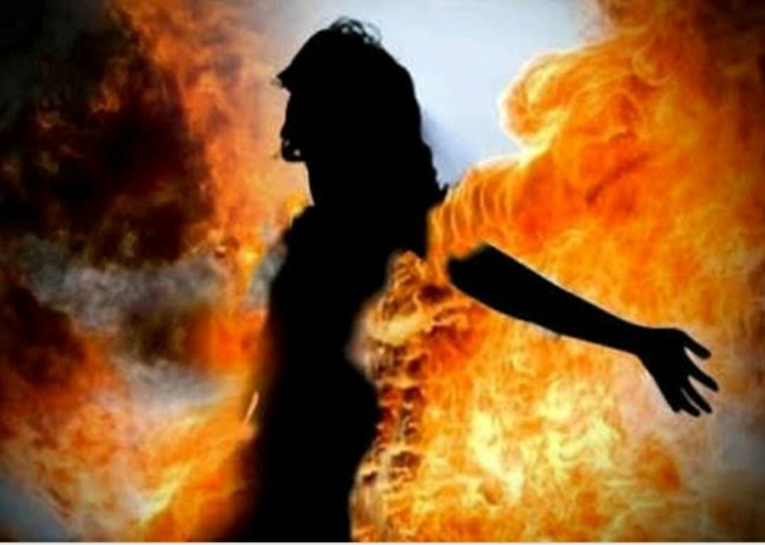 मेरा बाप ही है मेरी मां का हत्यारा: संदिग्ध परिस्थितियों में जली महिला की बेटी ने अपने ही बाप पर लगाया मां को जलाकर मारने का आरोप 2 मेरा बाप ही है मेरी मां का हत्यारा: संदिग्ध परिस्थितियों में जली महिला की बेटी ने अपने ही बाप पर लगाया मां को जलाकर मारने का आरोप | New India Times