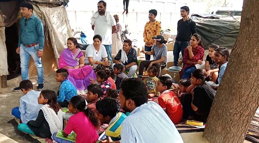 मानवता संगठन गरीब बच्चों के लिए चला रहा है मानवता की पाठशाला | New India Times
