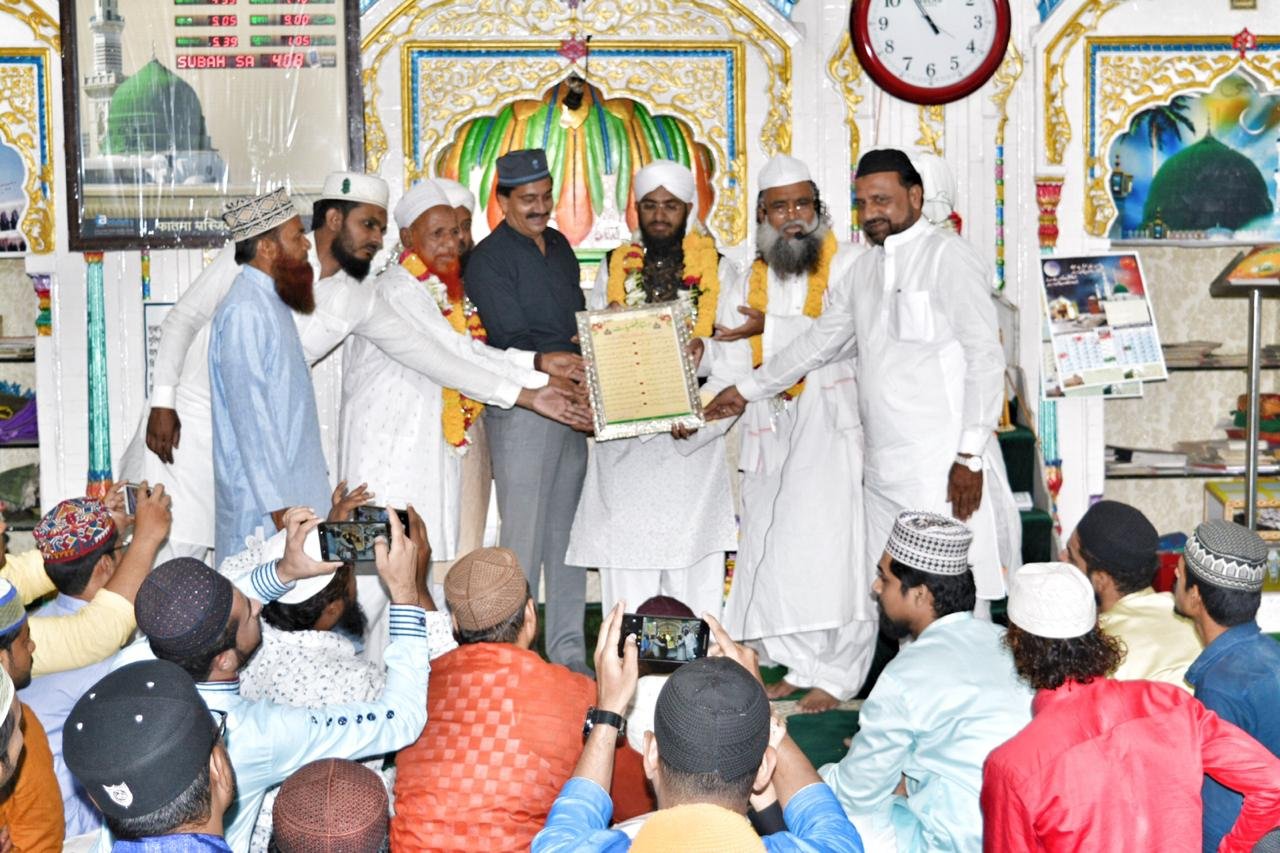 शबे क़द्र पर मस्जिद कानूनगो बाखल में तरावीह में पूरा कुरान सुनाने वाले इमाम व हाफिज को पेश किया गया आधा किलो चांदी का मोमेंटो व नजराना | New India Times