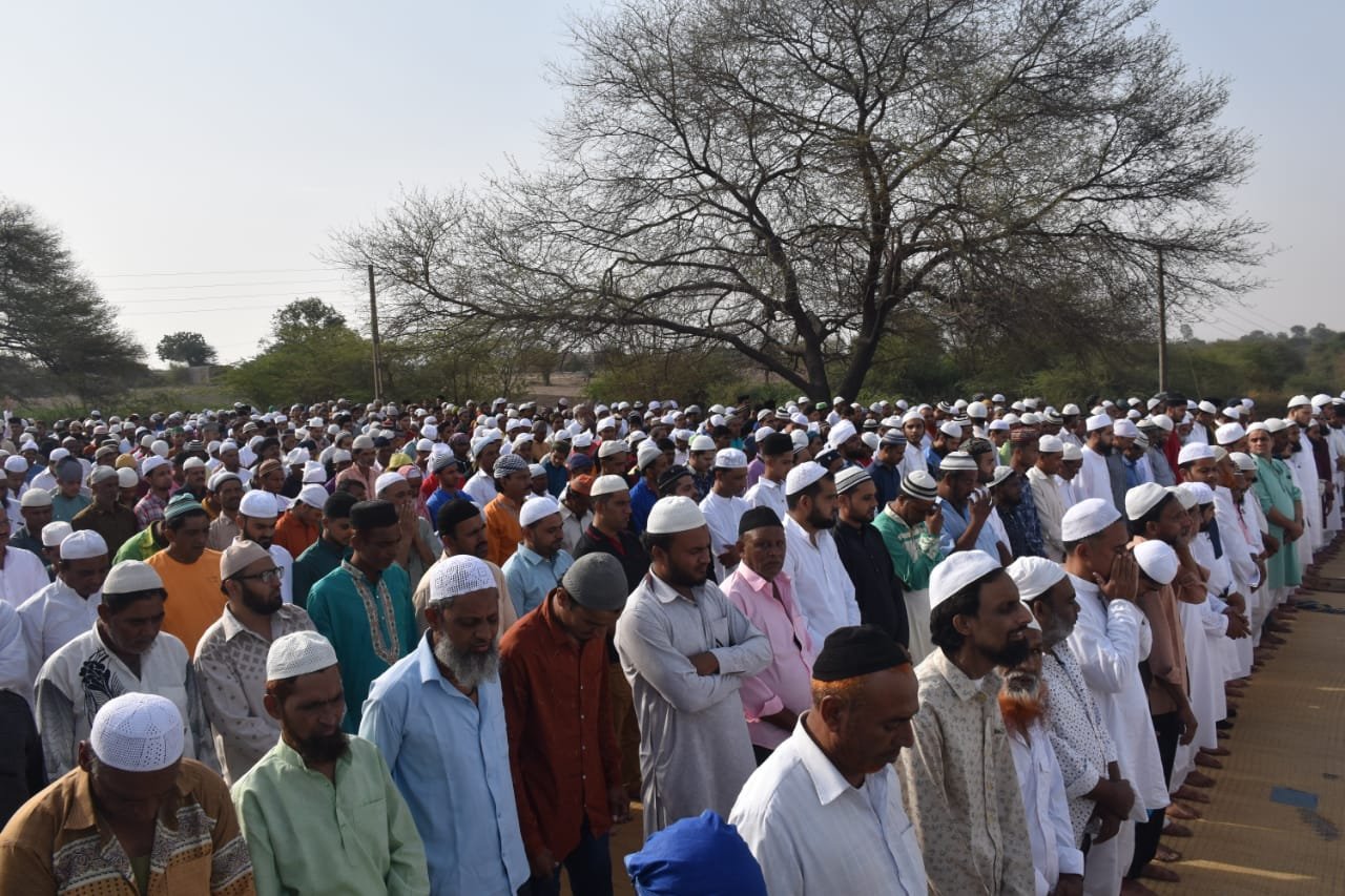 ईद की नमाज अदा कर देश में अमन व चैन शांति के लिए मांगी गई दुआ, ग्रमीण क्षेत्र रंभापुर मदरानी में भी दिखा ईद का जबरदस्त उत्साह | New India Times