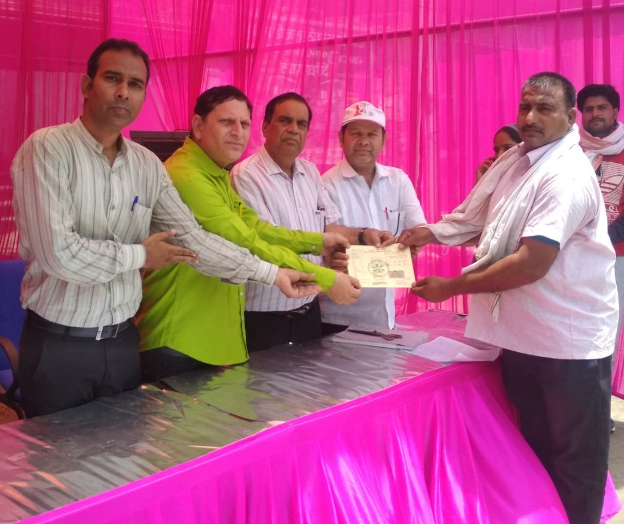 ऑटो प्रदूषण जांच कैंप का आयोजन: विश्व पर्यावरण दिवस पर ऑटो (टैम्पू) के धुएं की जांच कर निःशुल्क बांटे गए प्रमाण पत्र | New India Times