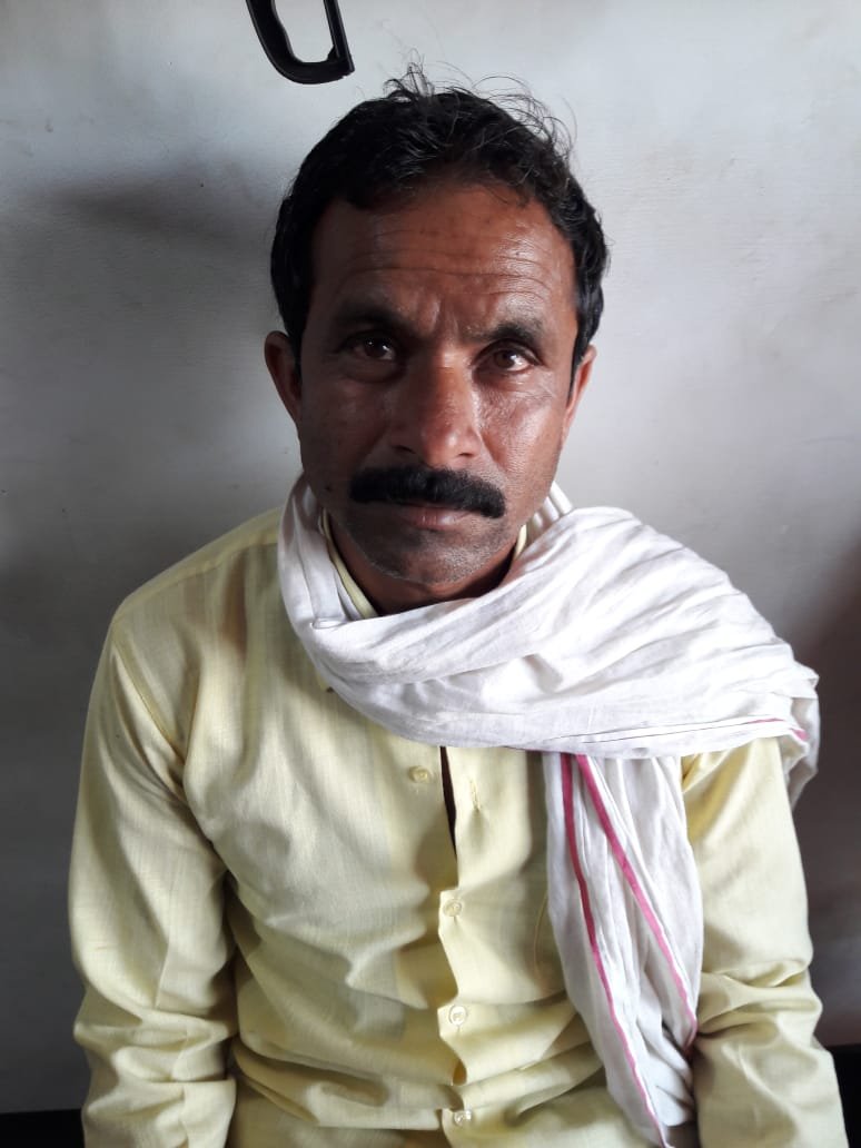 ग्रामीण किसान से पटवारी रामकृष्ण आठया ने लिये 5000 रुपये, ग्रामीण ने शपथ पत्र के साथ शिकायत करते हुये कैविनेट मंत्री हर्ष यादव को आवेदन देकर लगायी नयाय की गुहार | New India Times