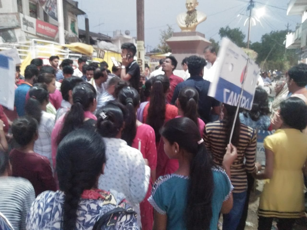 बरघाट में टिंकल शर्मा को कैंडल मार्च निकाल कर दी गयी श्रृद्धांजली | New India Times