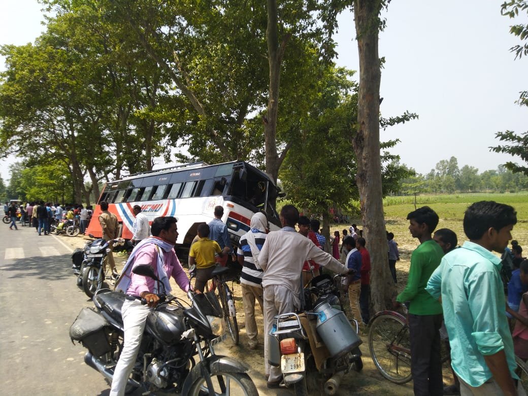 बाइक सवार को बचाने के चक्कर में बारातियों से भरी बस अनियंत्रित होकर पेड़ से टकराई, 5 बाराती घायल | New India Times