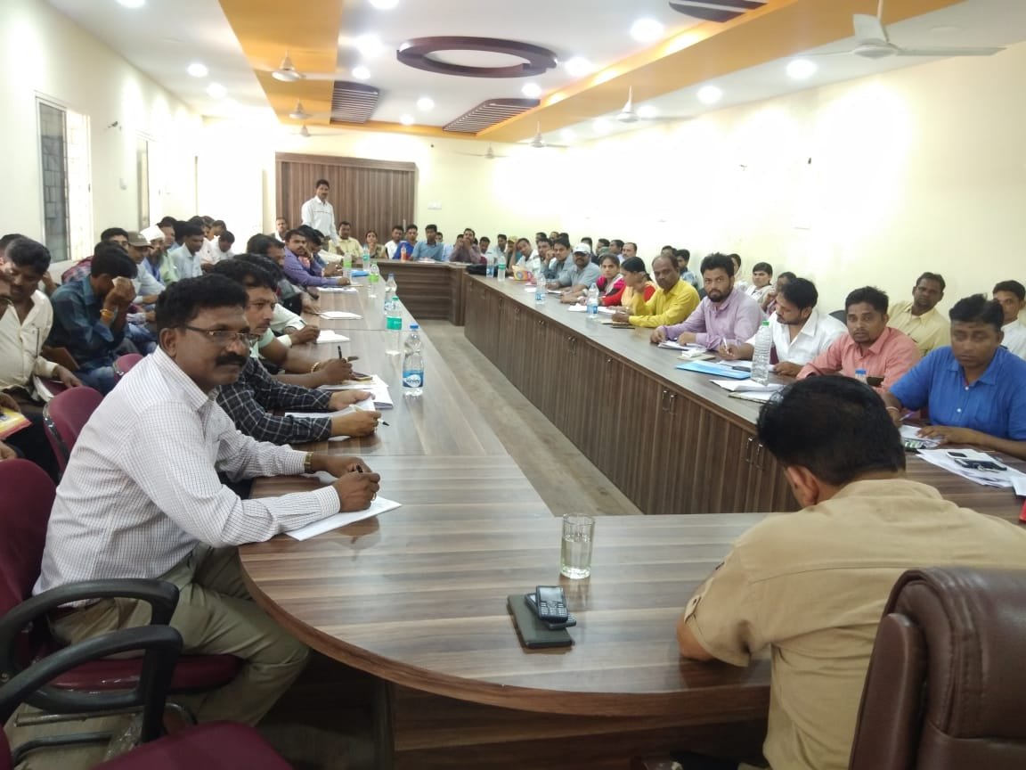 विधायक मुकेश पटेल ने ग्राम सचिवों की बैठक लेकर अधूरे निर्माण कार्यों को पूरा करने के दिए निर्देश | New India Times