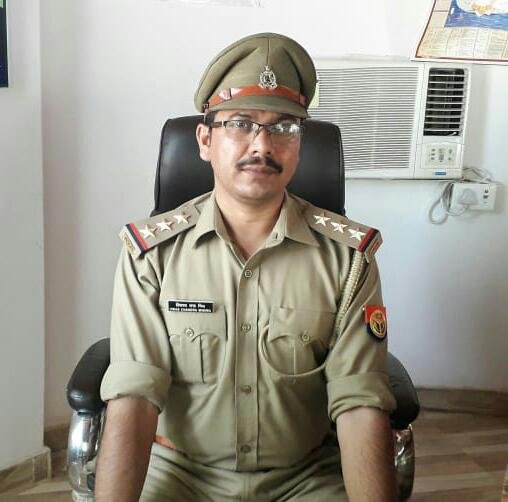 माला पहनाकर प्रभारी निरीक्षक लहरपुर चैंपियन लाल को दी गई विदाई | New India Times