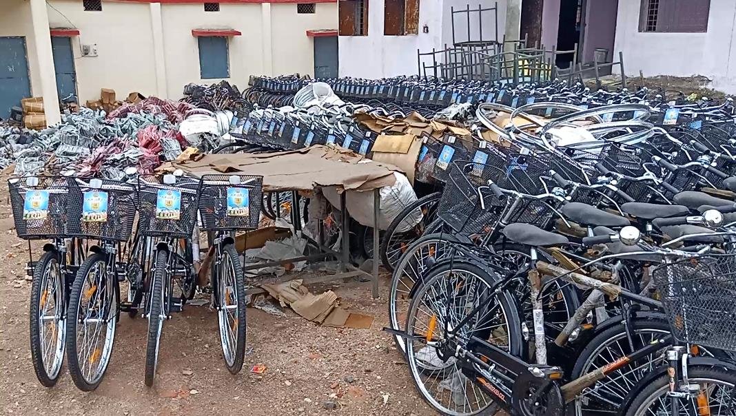 "स्कूल चले हम" योजना की करोड़ों रुपए की सायकिलें बारिश के पानी से खाने लगी हैं जंग, जिम्मेदारों और ठेकेदार की लापरवाही की वजह से खुले में पड़ी हैं साइकिलें | New India Times