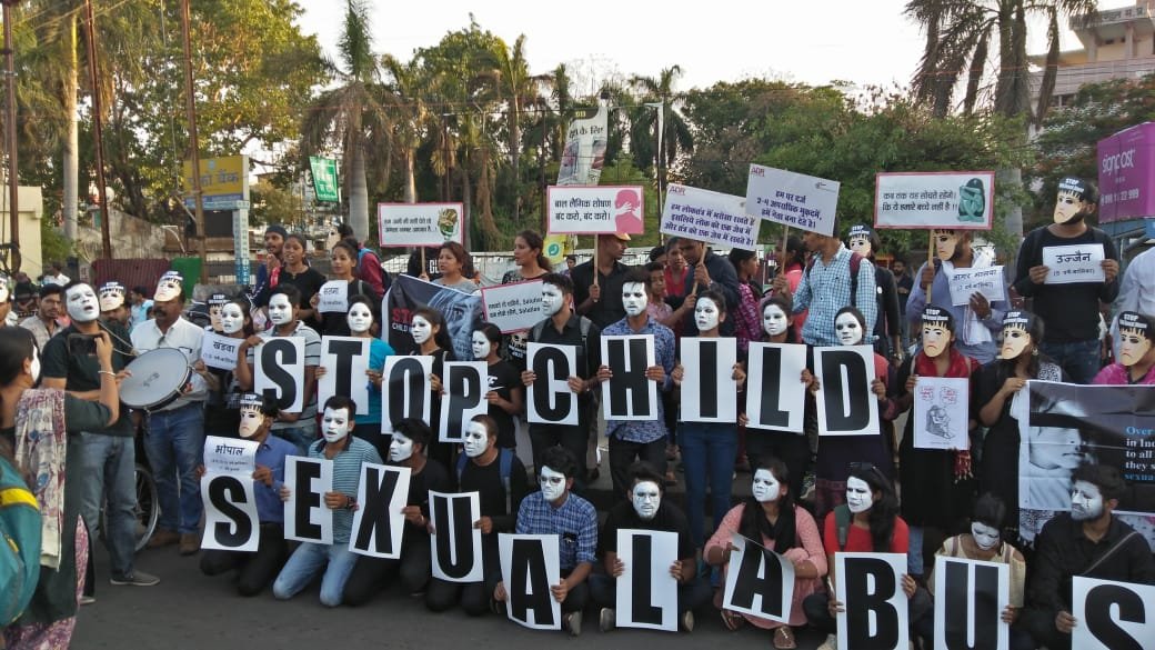 बच्चों के लैंगिक शोषण के खिलाफ युवाओं ने बोर्ड आफिस चौराहे पर मुखौटे लगाकर, चेहरे रंगकर और काले कपड़ों में जताया विरोध | New India Times