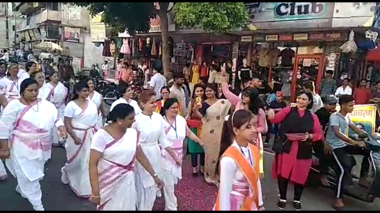 महिलाओं के सम्मान में ब्रज यातायात एवं पर्यावरण जनजागरूकता समिति ने कार्यक्रम आयोजित कर की पुष्प वर्षा | New India Times