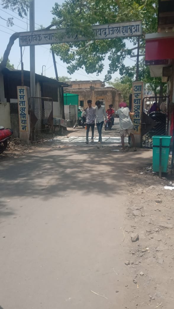 घर पर दवाखाना खोलकर इलाज करने वाले सरकारी डॉक्टर्स कर्मचारी सरकार को कर रहे हैं बदनाम | New India Times