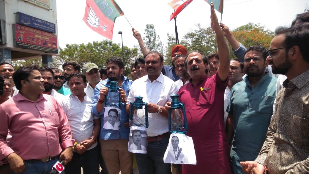भारतीय जनता युवा मोर्चा मप्र द्वारा लालटेन भेजो आंदोलन के तहत राहुल गांधी, मुख्यमंत्री कमलनाथ और ऊर्जा मंत्री प्रियव्रत सिंह को भेजीं गईं लालटेनें | New India Times