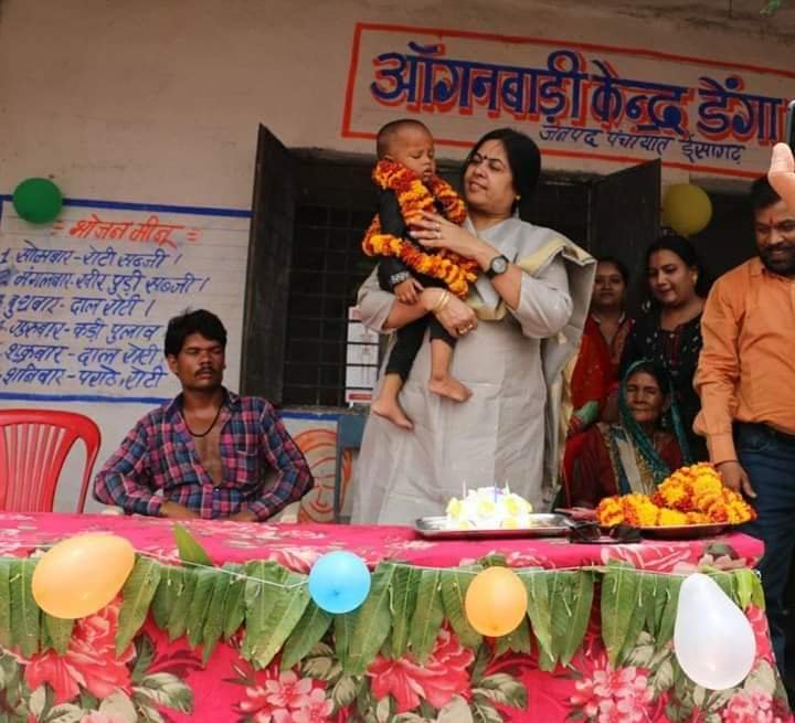 ढाई वर्षीय आदिवासी बालक के पालन-पोषण की प्रशासन ने ली जिम्‍मेदारी, अशोकनगर जिला कलेक्‍टर ने ग्राम में पहुंचकर केक कटवाया तथा कपडे एवं गिफ्ट किए भेंट | New India Times