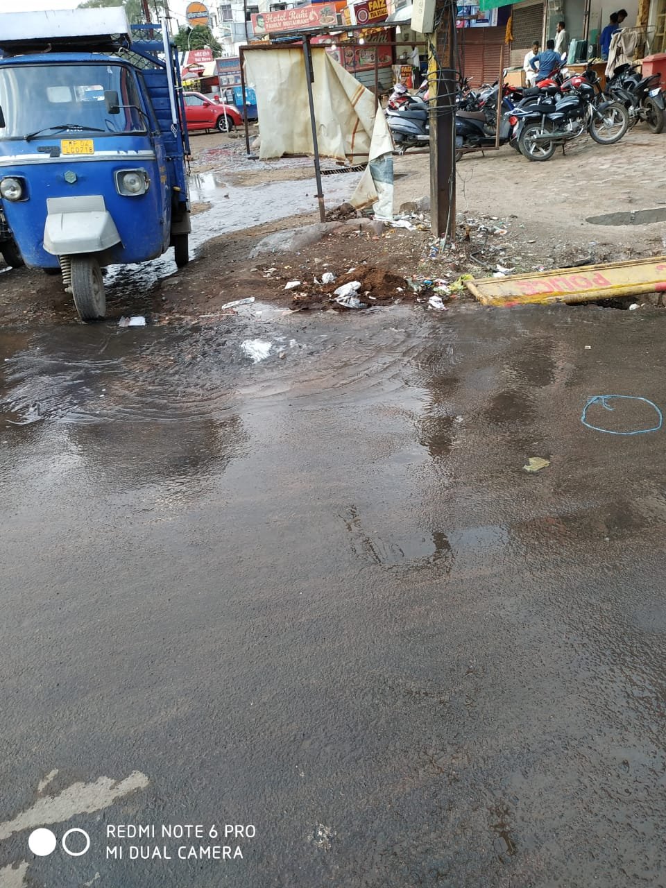 भोपाल नगर निगम की लापरवाही से सड़क पर बह रहा है स्वच्छ पानी | New India Times
