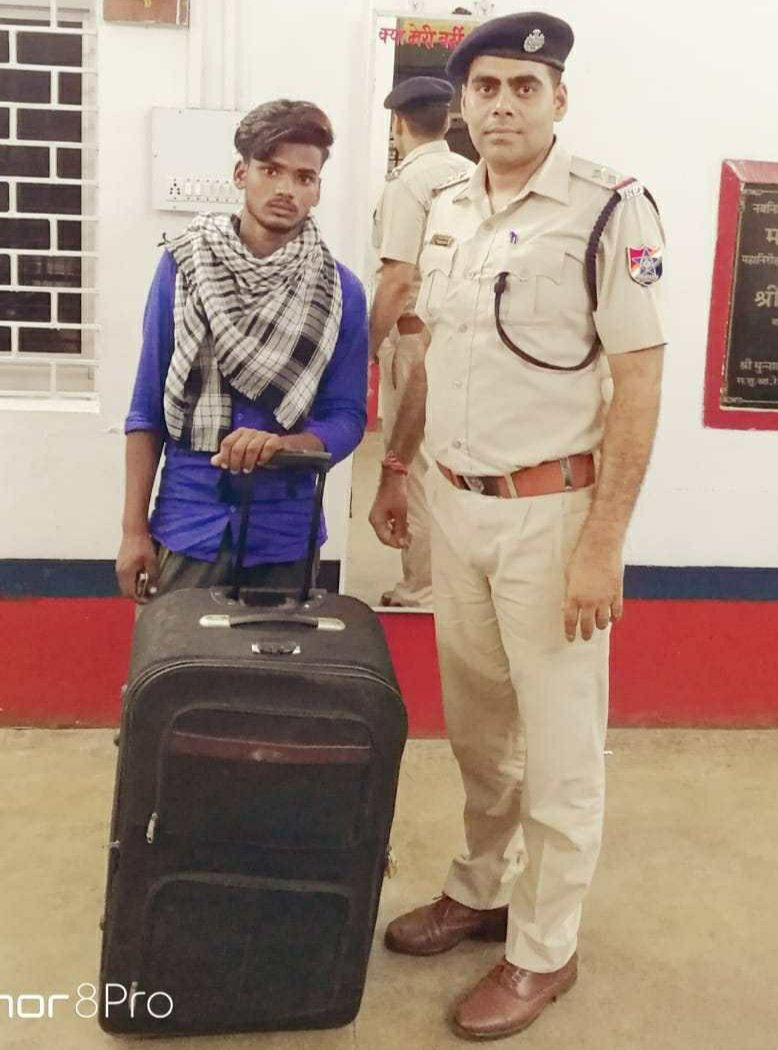 आरपीएफ उप निरीक्षक ने ट्रेन में छूटा बैग यात्री को लौटाया वापस | New India Times