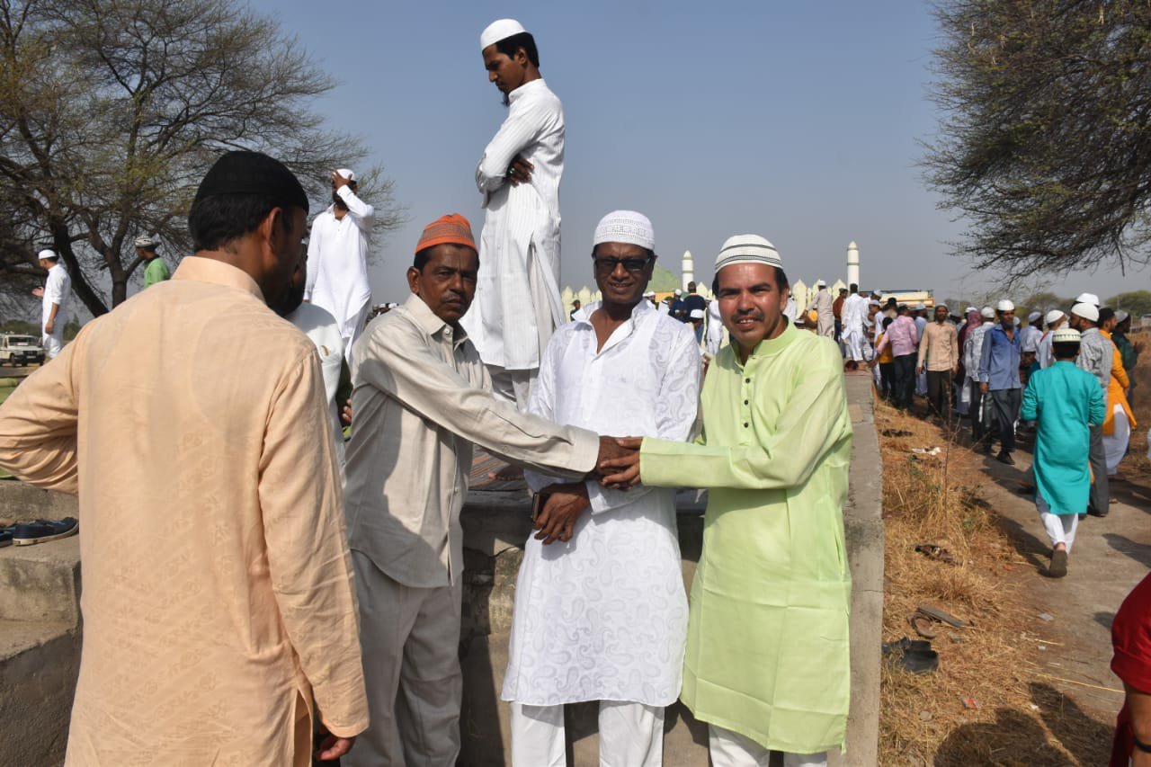 ईद की नमाज अदा कर देश में अमन व चैन शांति के लिए मांगी गई दुआ, ग्रमीण क्षेत्र रंभापुर मदरानी में भी दिखा ईद का जबरदस्त उत्साह | New India Times