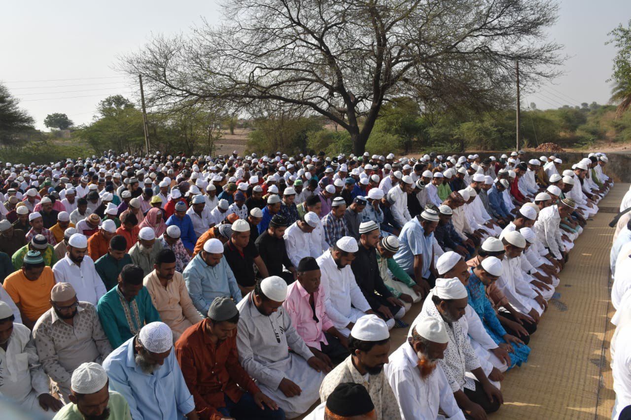 ईद की नमाज अदा कर देश में अमन व चैन शांति के लिए मांगी गई दुआ, ग्रमीण क्षेत्र रंभापुर मदरानी में भी दिखा ईद का जबरदस्त उत्साह | New India Times