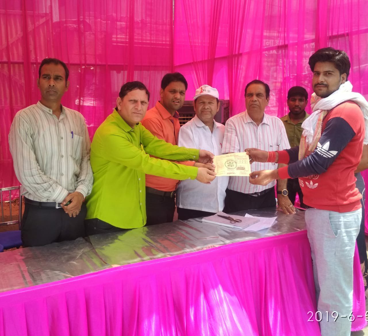 ऑटो प्रदूषण जांच कैंप का आयोजन: विश्व पर्यावरण दिवस पर ऑटो (टैम्पू) के धुएं की जांच कर निःशुल्क बांटे गए प्रमाण पत्र | New India Times