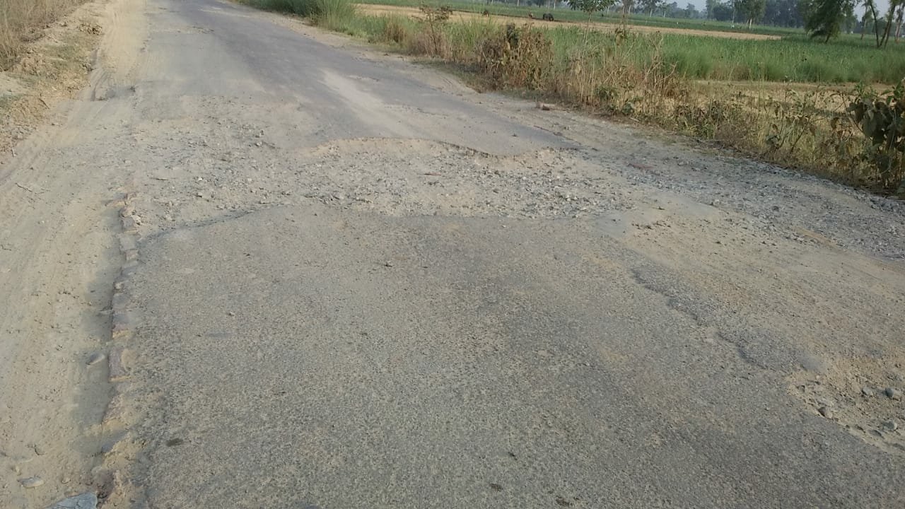 गाेला व बॉकेगंज से कुकरा जाने वाली मुख्य सड़क गढ्ढों में तब्दील, वाहन से हाेकर गुजरने वाले लाेगों काे गवानी पड़ सकती है अपनी जान | New India Times