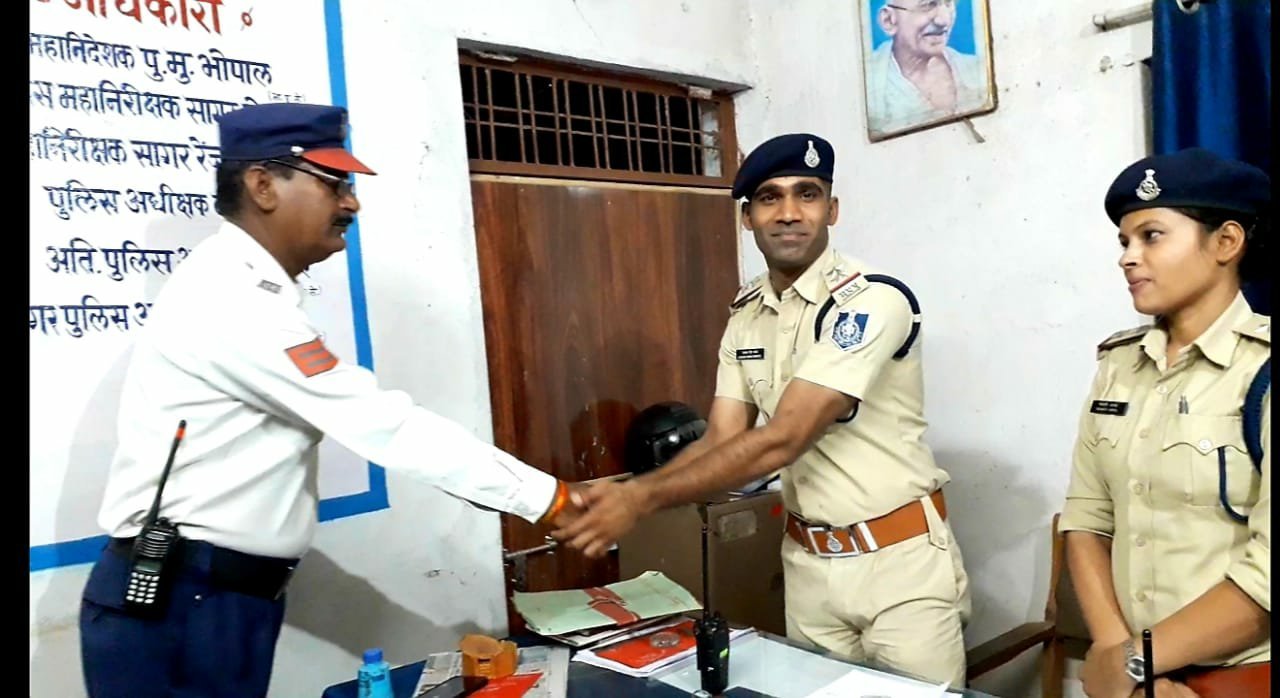 आग उगलती गर्मी में सिपाही बना मसीहा, अपनी ड्यूटी के साथ लोगों के सूखे कंठों की प्यास बुझाने का करता है काम, यात्रियों को पिलाते हैं ठंडा पानी 3 आग उगलती गर्मी में सिपाही बना मसीहा, अपनी ड्यूटी के साथ लोगों के सूखे कंठों की प्यास बुझाने का करता है काम, यात्रियों को पिलाते हैं ठंडा पानी | New India Times