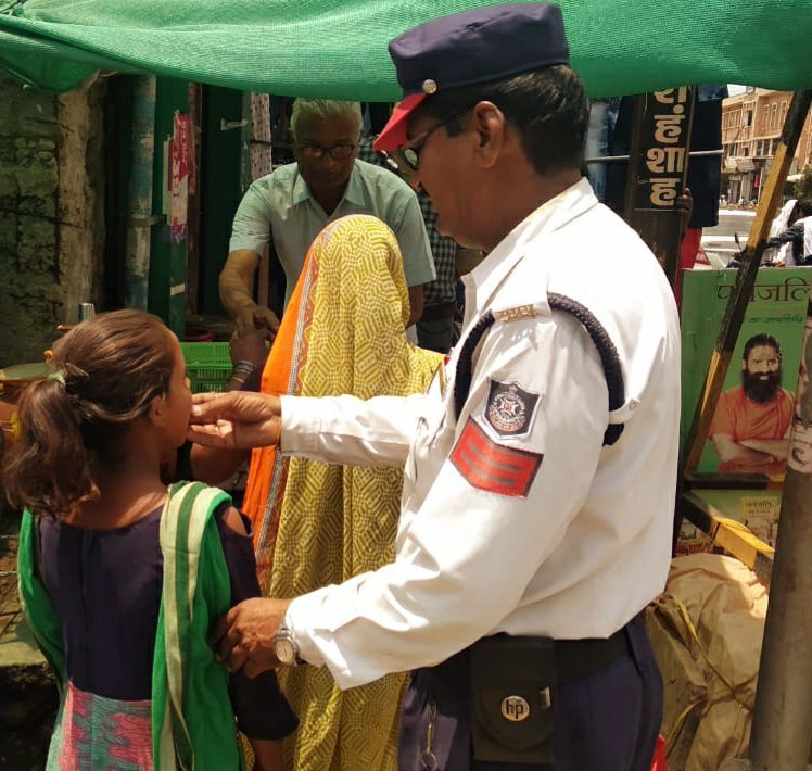 आग उगलती गर्मी में सिपाही बना मसीहा, अपनी ड्यूटी के साथ लोगों के सूखे कंठों की प्यास बुझाने का करता है काम, यात्रियों को पिलाते हैं ठंडा पानी 2 आग उगलती गर्मी में सिपाही बना मसीहा, अपनी ड्यूटी के साथ लोगों के सूखे कंठों की प्यास बुझाने का करता है काम, यात्रियों को पिलाते हैं ठंडा पानी | New India Times