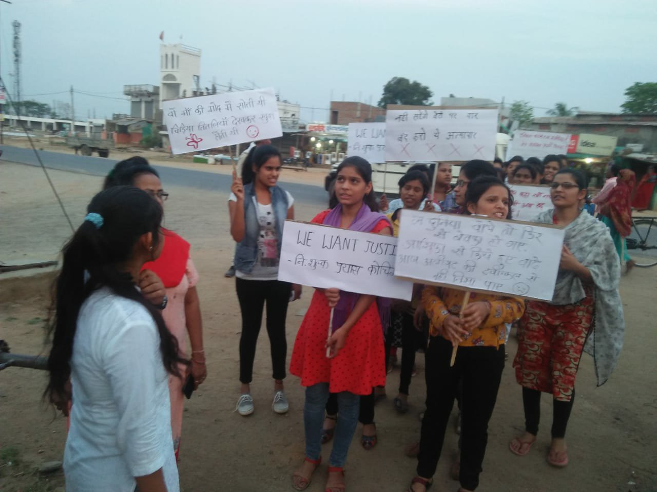 बरघाट में टिंकल शर्मा को कैंडल मार्च निकाल कर दी गयी श्रृद्धांजली | New India Times