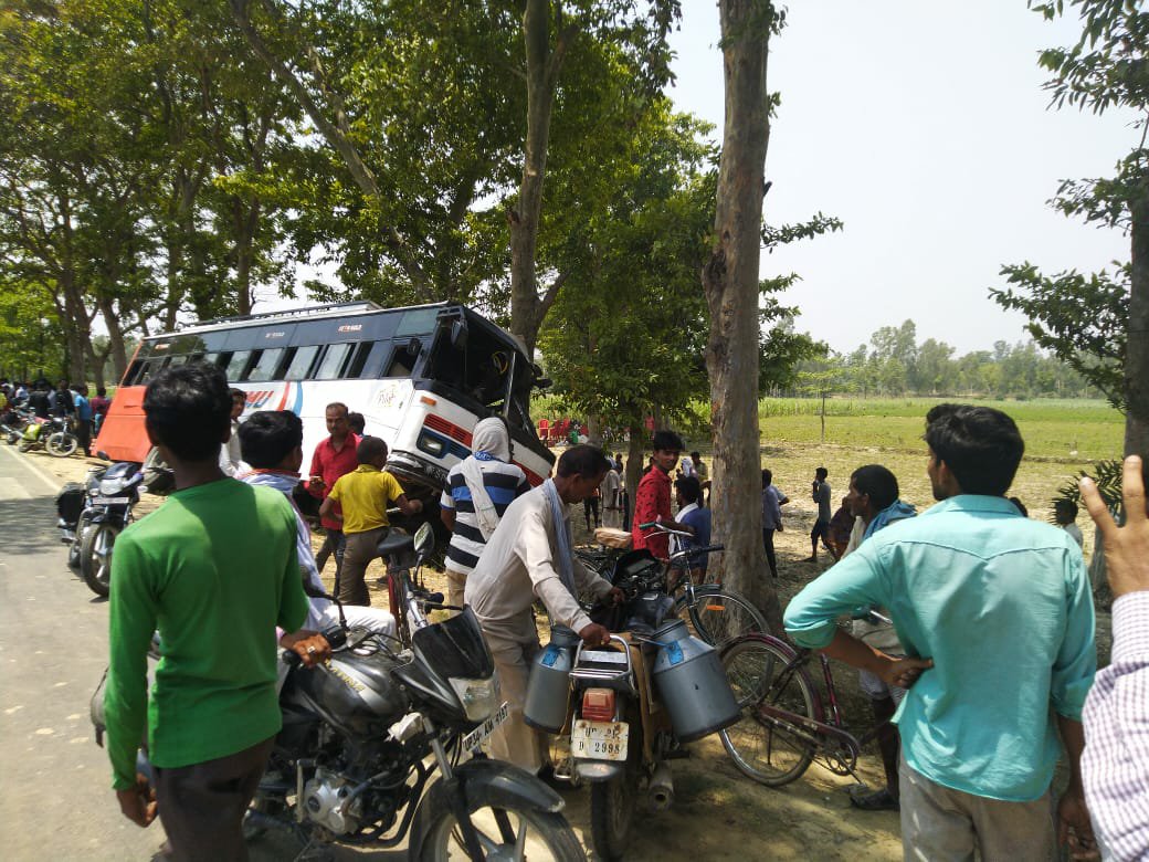 बाइक सवार को बचाने के चक्कर में बारातियों से भरी बस अनियंत्रित होकर पेड़ से टकराई, 5 बाराती घायल | New India Times