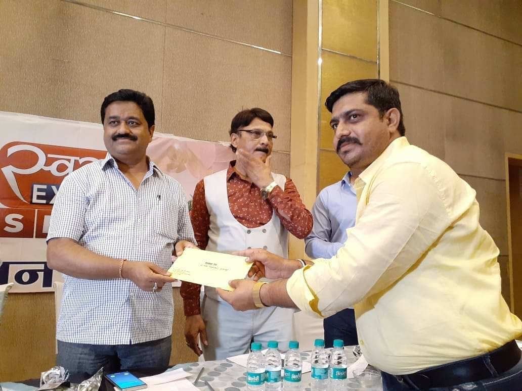 मध्यप्रदेश के पीएचई विभाग के मंत्री सुखदेव पासे ने बुरहानपुर के पत्रकार को स्वराज एवार्ड से किया सम्मानित | New India Times