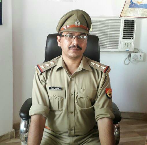 माला पहनाकर प्रभारी निरीक्षक लहरपुर चैंपियन लाल को दी गई विदाई | New India Times