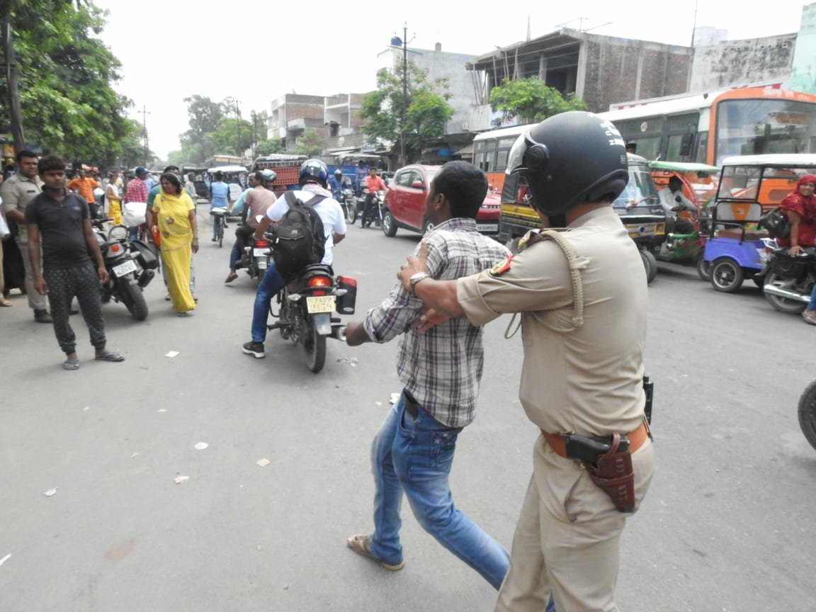 जाम के समय युवक की साईकिल डिस बैलेंस होने पर दरोगा ने युवक को पीटा | New India Times