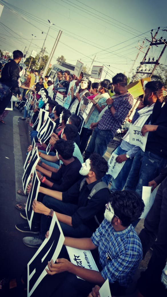 बच्चों के लैंगिक शोषण के खिलाफ युवाओं ने बोर्ड आफिस चौराहे पर मुखौटे लगाकर, चेहरे रंगकर और काले कपड़ों में जताया विरोध | New India Times