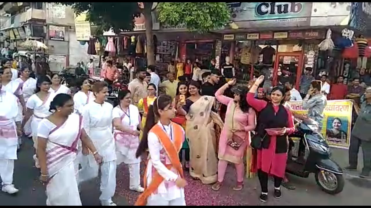 महिलाओं के सम्मान में ब्रज यातायात एवं पर्यावरण जनजागरूकता समिति ने कार्यक्रम आयोजित कर की पुष्प वर्षा | New India Times