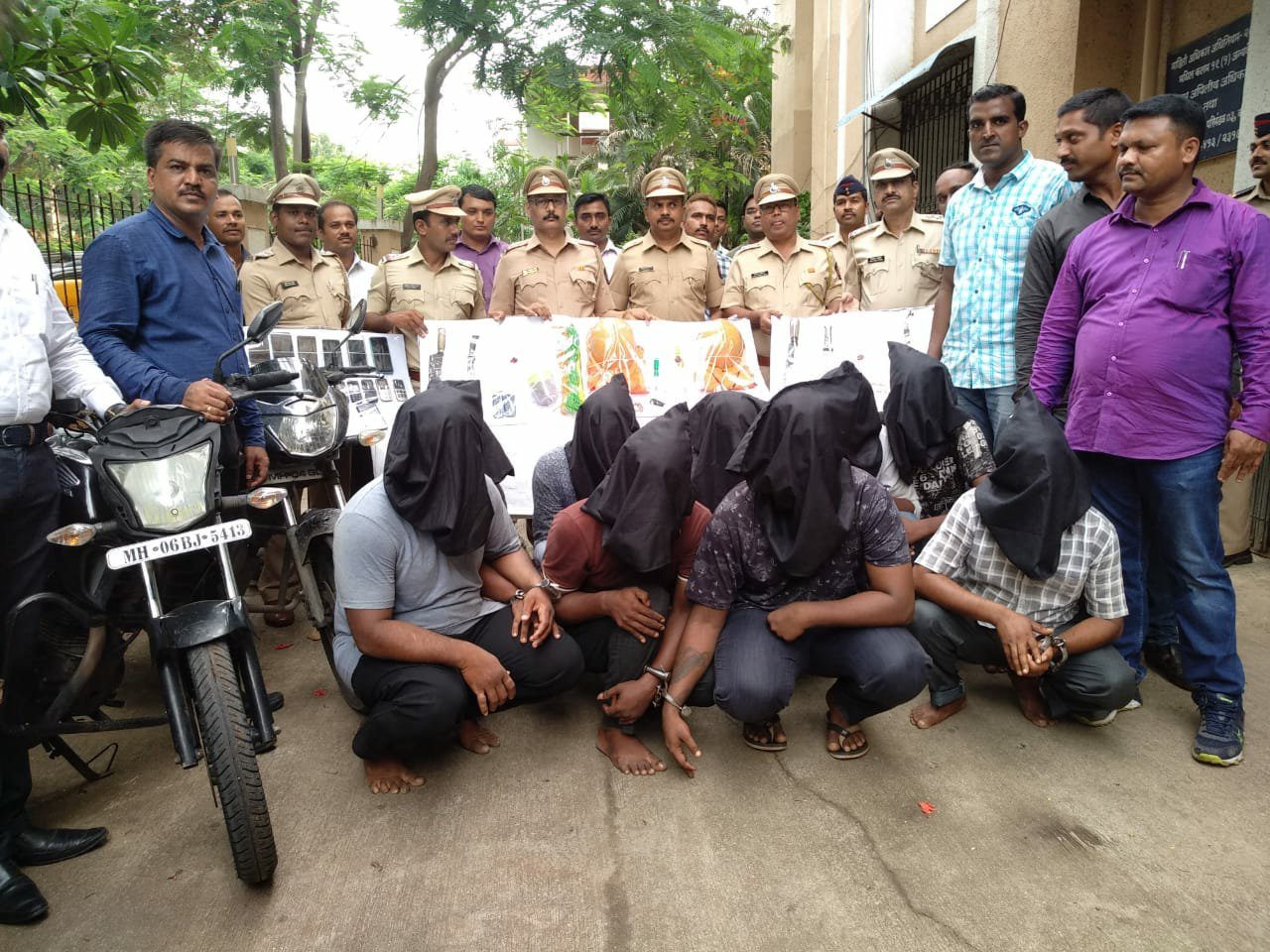 लूट के इरादे से घूम रहे "टक-टक" गिरोह के 9 बदमाशों को कल्याण एंटी रॉबरी स्कॉड ने किया गिरफ्तार | New India Times