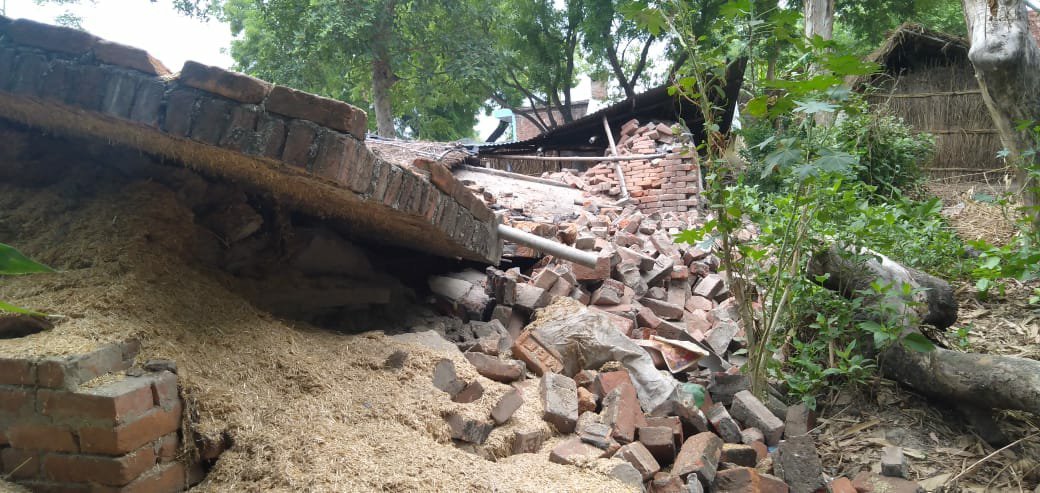 भरभरा कर गिरा पुराना मकान, बाल बाल बचा परिवार 2 भरभरा कर गिरा पुराना मकान, बाल बाल बचा परिवार | New India Times