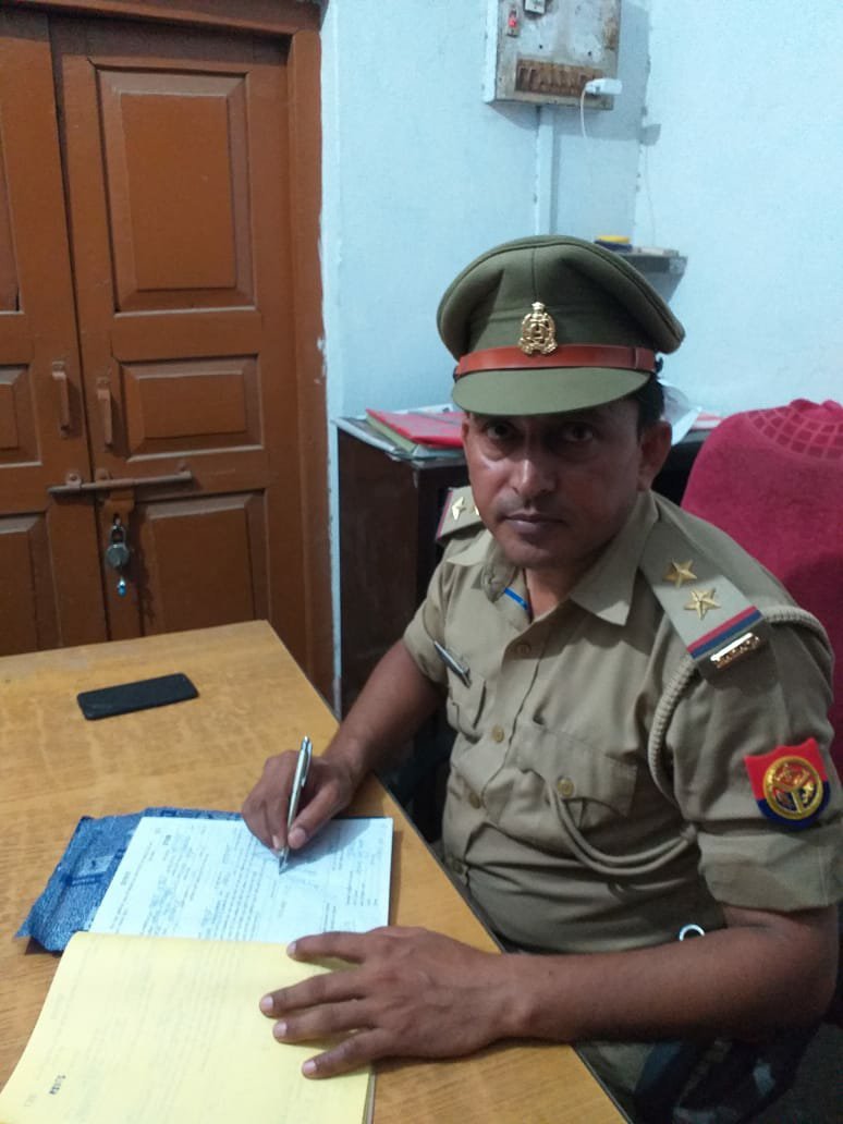 वाहन चेकिंग के दौरान नियमों का पालन न करने वालों को दरोगा ने दी हिदायत | New India Times