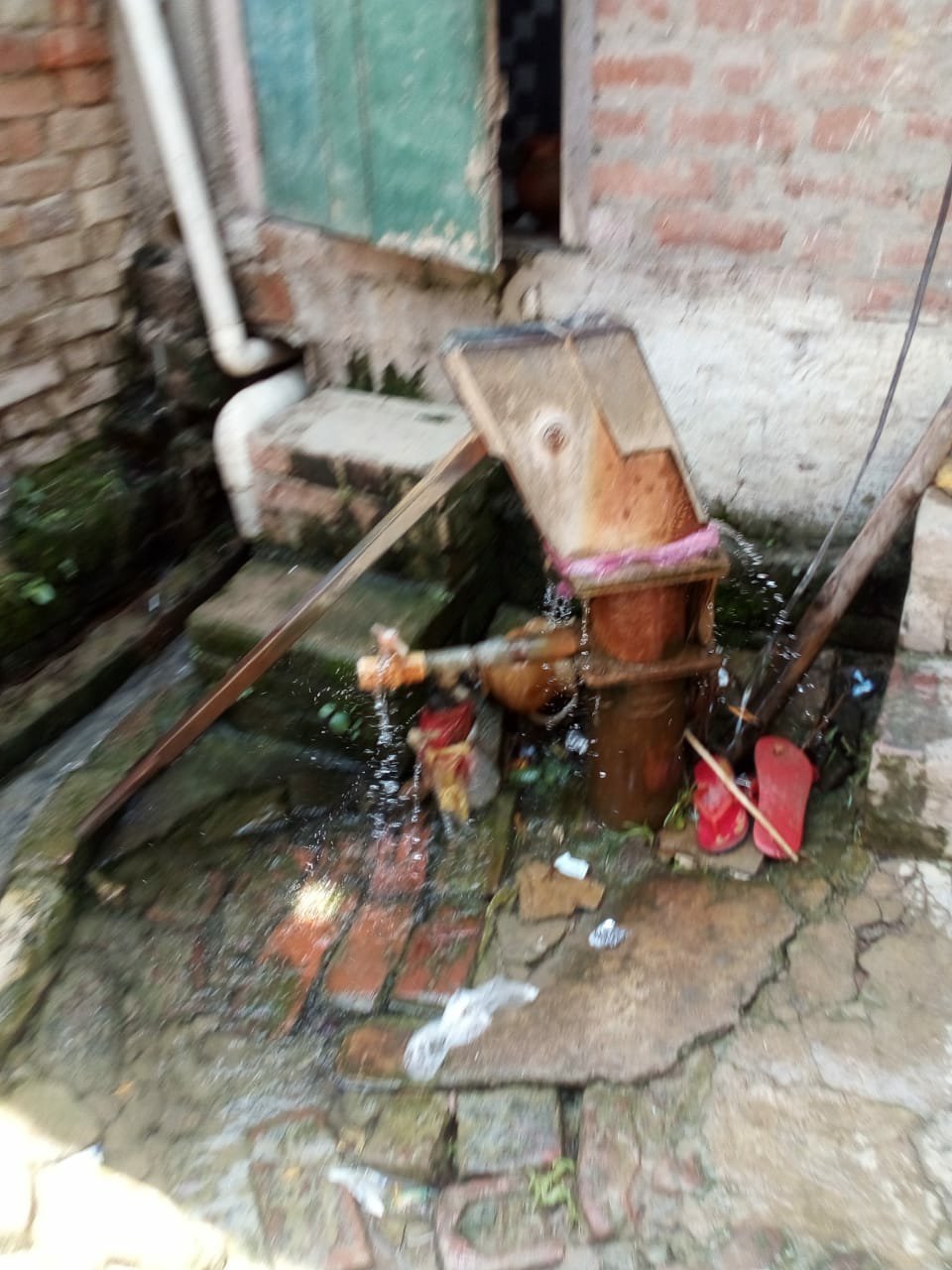 सरकारी इंडिया मार्का हैंड पंप में समरसेबुल डालकर दबंगों ने किया कब्जा, शिकायत कर कार्रवाई की मांग | New India Times