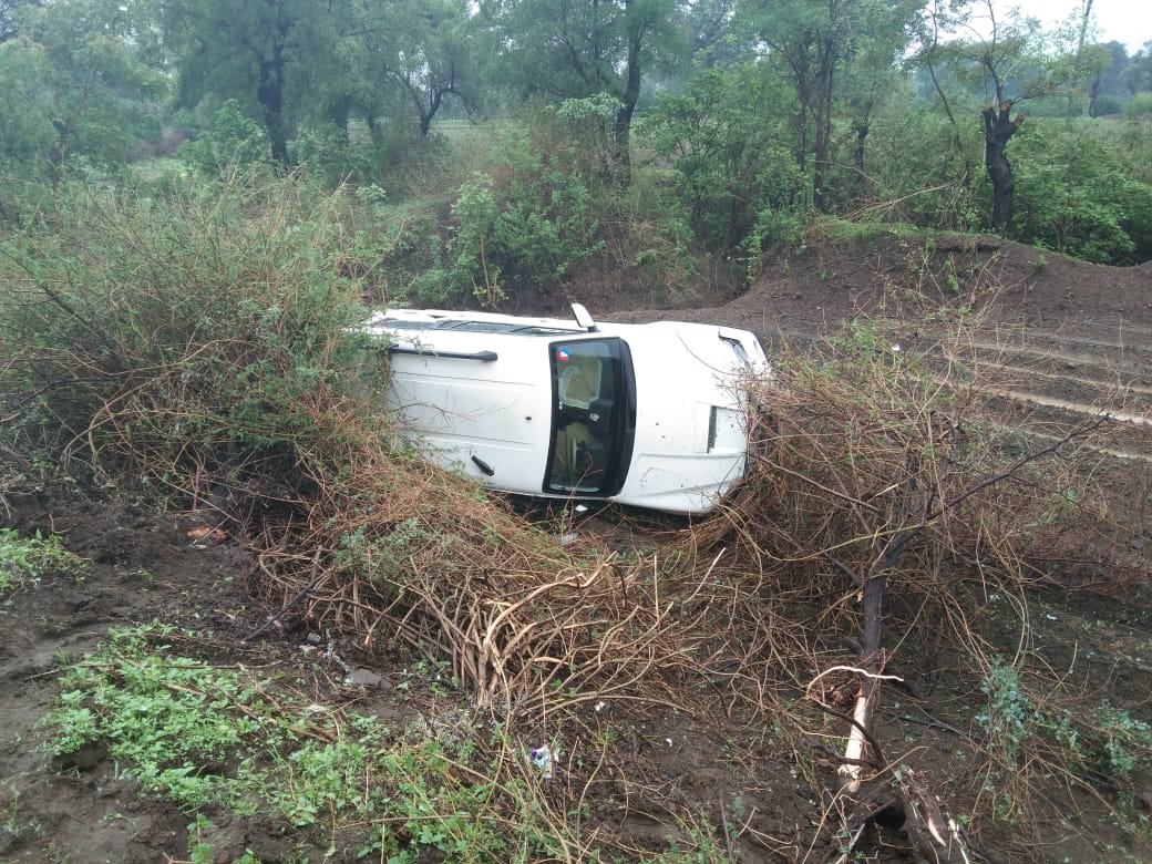 टीआई कमलेश सिंगार की स्कार्पियो अनियंत्रित होकर खाई में गिरी | New India Times