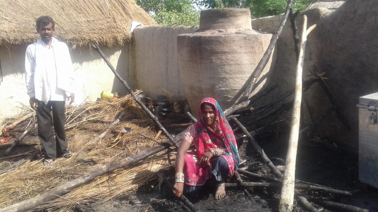 शार्ट सर्किट से लगी झोपड़ी में आग, सारा सामान जलकर राख | New India Times